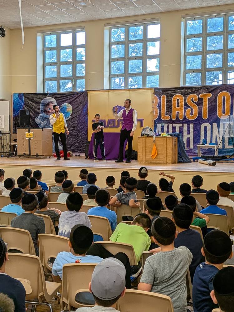 Indoor show for a full room