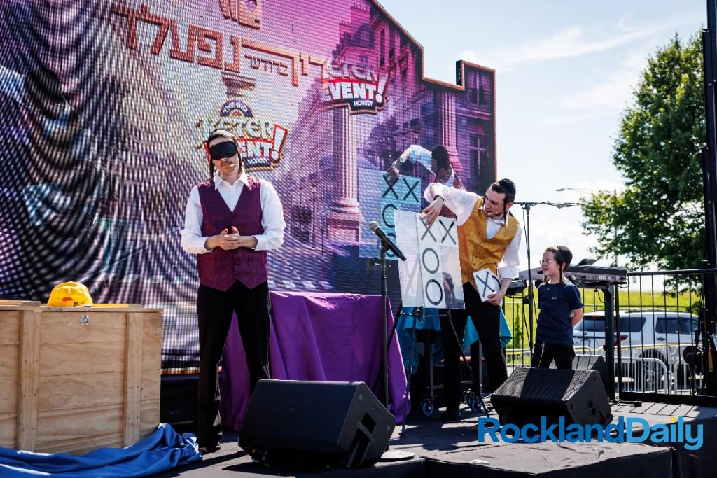 A blindfolded brother reads a young volunteer’s mind during a tic-tac-toe routine